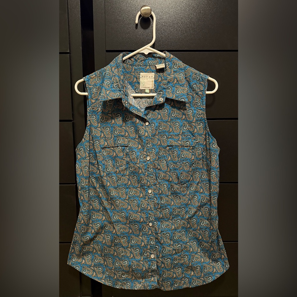 Roper Women’s Blue Paisley Sleeveless Button Up Shirt
